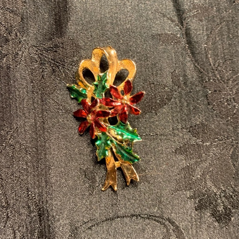 Gerry’s VTG holiday brooch